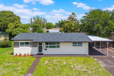 House in Miami Gardens, Florida 3 bedrooms, 138.42 sq.m. № 1728530 - photo 1