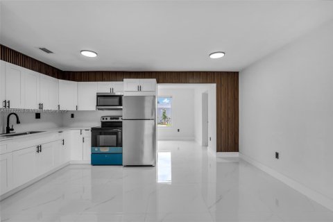 House in Miami Gardens, Florida 3 bedrooms, 138.42 sq.m. № 1728530 - photo 8