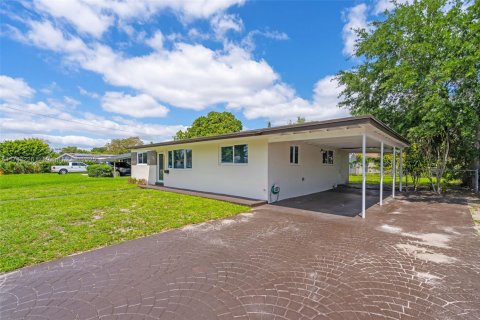 House in Miami Gardens, Florida 3 bedrooms, 138.42 sq.m. № 1728530 - photo 4