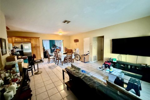 Casa en venta en North Miami Beach, Florida, 4 dormitorios, 145.58 m2 № 1982970 - foto 3