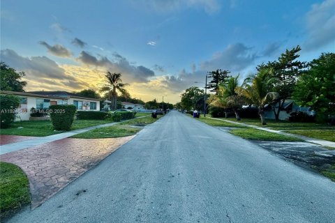 Casa en venta en North Miami Beach, Florida, 4 dormitorios, 145.58 m2 № 1982970 - foto 4