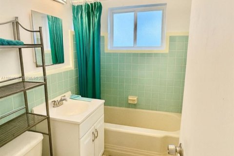 Casa en venta en North Miami Beach, Florida, 4 dormitorios, 145.58 m2 № 1982970 - foto 10