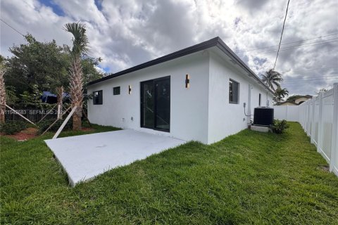 Villa ou maison à louer à Fort Lauderdale, Floride: 3 chambres, 133.69 m2 № 2002337 - photo 2
