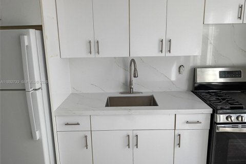 Apartamento en alquiler en Miami, Florida, 2 dormitorios, 69.96 m2 № 1991041 - foto 11