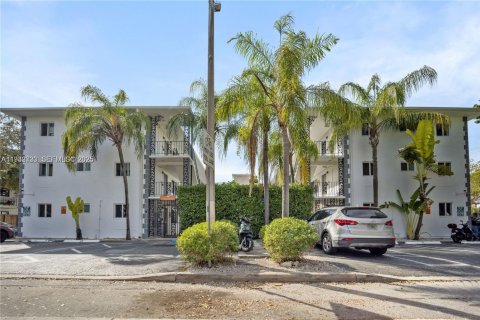 Apartamento en alquiler en Miami, Florida, 2 dormitorios, 69.96 m2 № 1991041 - foto 2