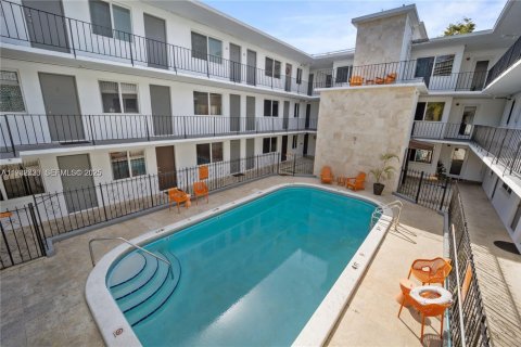 Apartamento en alquiler en Miami, Florida, 2 dormitorios, 69.96 m2 № 1991041 - foto 1