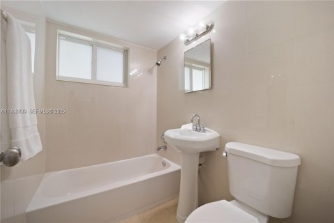 Apartamento en alquiler en Miami, Florida, 2 dormitorios, 69.96 m2 № 1991041 - foto 4