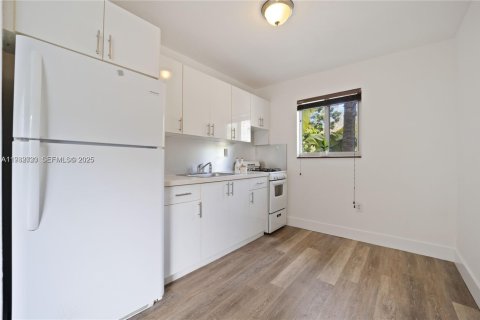 Apartamento en alquiler en Miami, Florida, 2 dormitorios, 69.96 m2 № 1991041 - foto 3