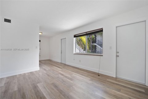 Apartamento en alquiler en Miami, Florida, 2 dormitorios, 69.96 m2 № 1991041 - foto 8