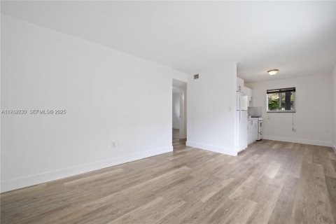 Apartamento en alquiler en Miami, Florida, 2 dormitorios, 69.96 m2 № 1991041 - foto 5