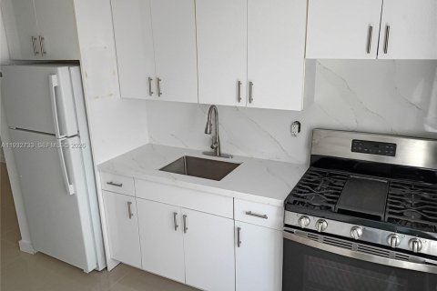 Apartamento en alquiler en Miami, Florida, 2 dormitorios, 69.96 m2 № 1991041 - foto 13