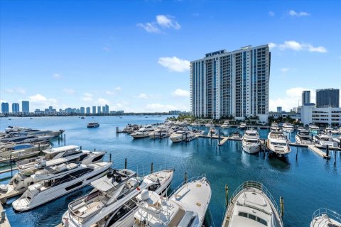 Condo in North Miami Beach, Florida, 2 bedrooms № 2078134