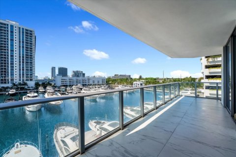 Condo in North Miami Beach, Florida, 2 bedrooms  № 2078134 - photo 7