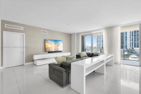Condo in North Miami Beach, Florida, 2 bedrooms  № 2078134 - photo 3