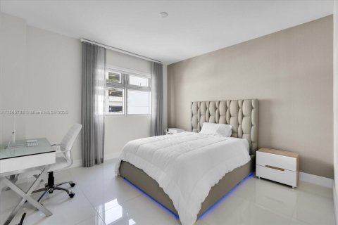 Condo in North Miami Beach, Florida, 2 bedrooms  № 2078134 - photo 13