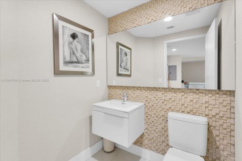 Condo in North Miami Beach, Florida, 2 bedrooms  № 2078134 - photo 12