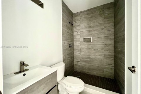 Casa en alquiler en Miami, Florida, 4 dormitorios, 157.75 m2 № 1988638 - foto 14