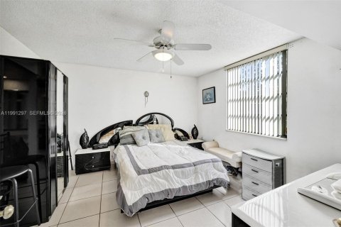 Condo in Davie, Florida, 2 bedrooms  № 2066108 - photo 20
