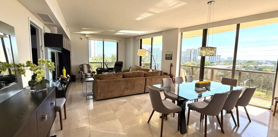 Condo in Sunny Isles Beach, Florida, 2 bedrooms  № 1752974