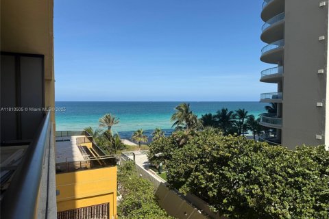 Condo in Sunny Isles Beach, Florida, 2 bedrooms  № 1752974 - photo 5
