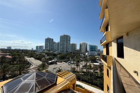Condo in Sunny Isles Beach, Florida, 2 bedrooms  № 1752974 - photo 13