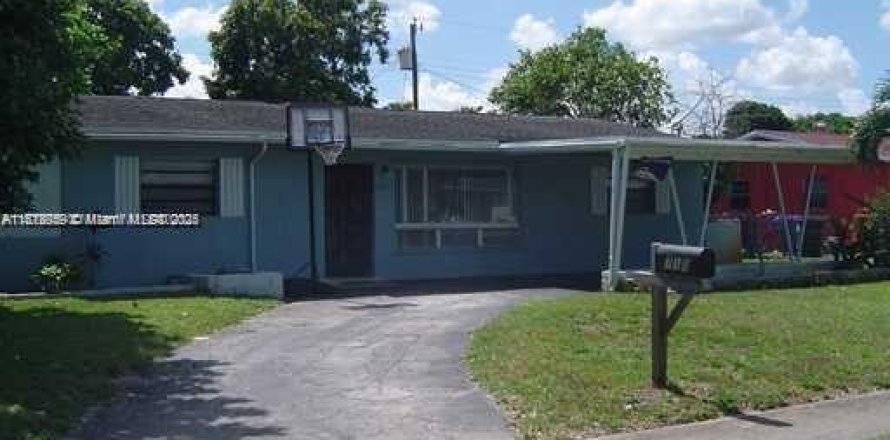 House in Hollywood, Florida 3 bedrooms, 126.53 sq.m. № 1934579