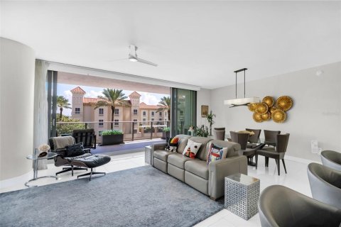Condo in Saint Petersburg, Florida, 2 bedrooms № 2372993 - photo 12