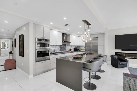 Condo in Saint Petersburg, Florida, 2 bedrooms № 2372993 - photo 4