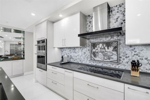 Condo in Saint Petersburg, Florida, 2 bedrooms № 2372993 - photo 6