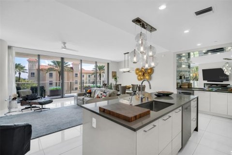 Condo in Saint Petersburg, Florida, 2 bedrooms № 2372993 - photo 9