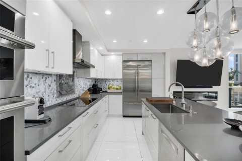 Condo in Saint Petersburg, Florida, 2 bedrooms № 2372993 - photo 3