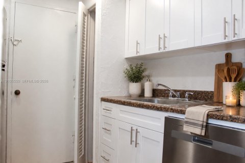 Condominio en alquiler en Coral Gables, Florida, 1 dormitorio, 82.59 m2 № 2409036 - foto 5