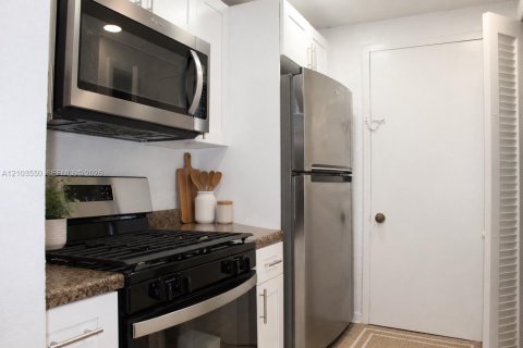 Condominio en alquiler en Coral Gables, Florida, 1 dormitorio, 82.59 m2 № 2409036 - foto 4
