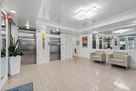 Condominio en venta en Miami Beach, Florida, 1 dormitorio, 61.22 m2 № 1938518 - foto 18