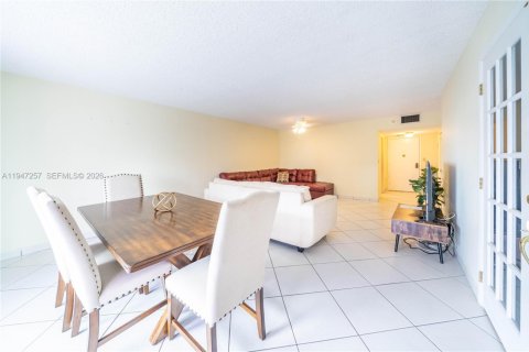 Copropriété à vendre à Hollywood, Floride: 2 chambres, 119.94 m2 № 2297795 - photo 17
