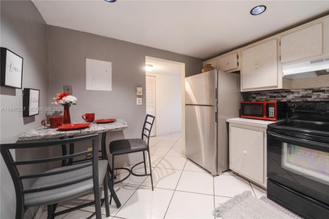 Copropriété à vendre à Hollywood, Floride: 2 chambres, 119.94 m2 № 2297795 - photo 15
