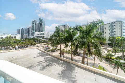 Copropriété à vendre à Hollywood, Floride: 2 chambres, 119.94 m2 № 2297795 - photo 24