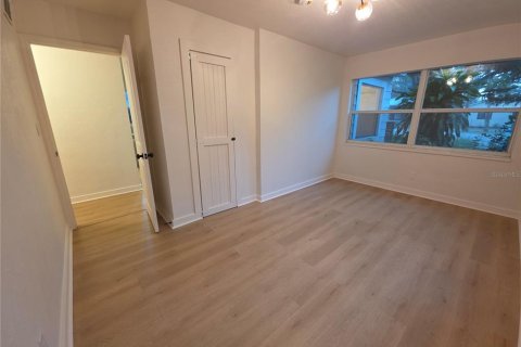 House in Saint Petersburg, Florida 3 bedrooms, 80.64 sq.m. № 2305898 - photo 9