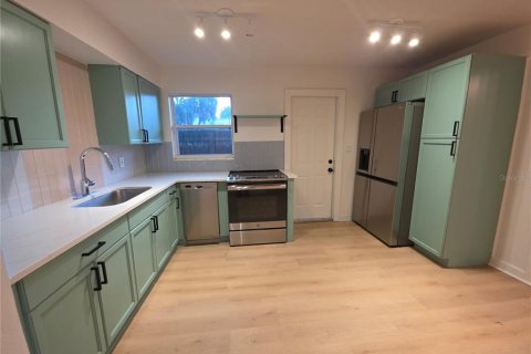 House in Saint Petersburg, Florida 3 bedrooms, 80.64 sq.m. № 2305898 - photo 3