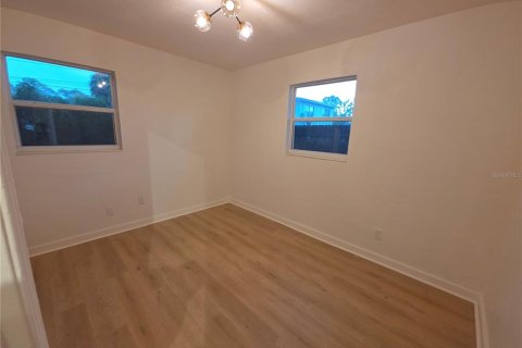 House in Saint Petersburg, Florida 3 bedrooms, 80.64 sq.m. № 2305898 - photo 17