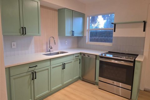 House in Saint Petersburg, Florida 3 bedrooms, 80.64 sq.m. № 2305898 - photo 2