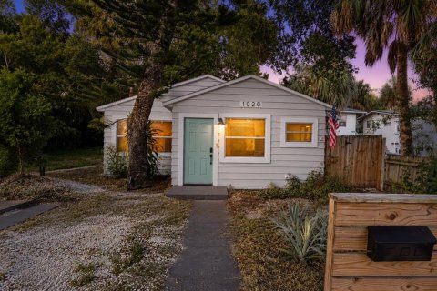House in Saint Petersburg, Florida 3 bedrooms, 80.64 sq.m. № 2305898