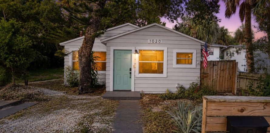 House in Saint Petersburg, Florida 3 bedrooms, 80.64 sq.m. № 2305898