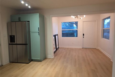 House in Saint Petersburg, Florida 3 bedrooms, 80.64 sq.m. № 2305898 - photo 5