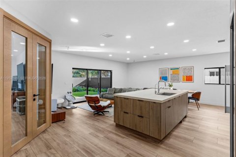 House in Miami, Florida 3 bedrooms, 190.91 sq.m. № 2008891 - photo 2