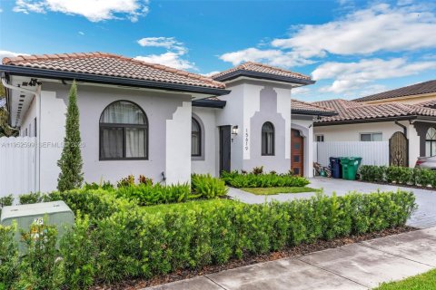 House in Miami, Florida 3 bedrooms, 190.91 sq.m. № 2008891 - photo 21