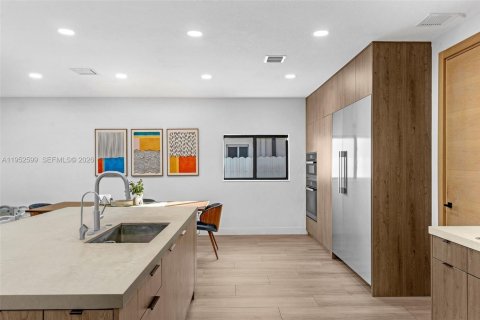 House in Miami, Florida 3 bedrooms, 190.91 sq.m. № 2008891 - photo 5