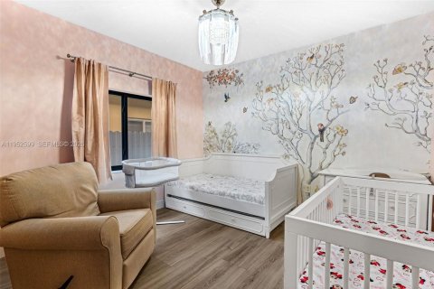 House in Miami, Florida 3 bedrooms, 190.91 sq.m. № 2008891 - photo 16