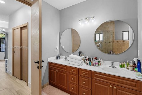 House in Miami, Florida 3 bedrooms, 190.91 sq.m. № 2008891 - photo 12