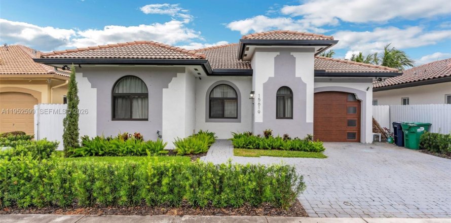 House in Miami, Florida 3 bedrooms, 190.91 sq.m. № 2008891